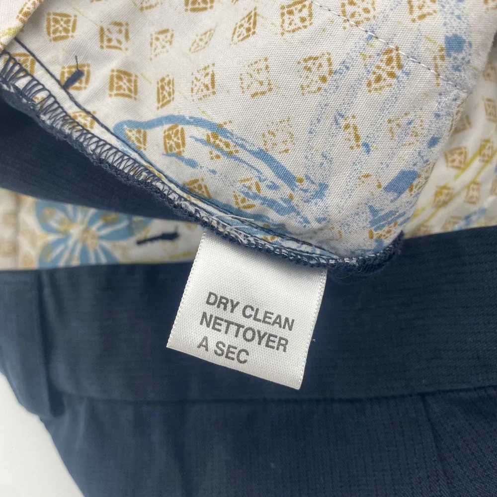 Tommy Bahama describe front pocket